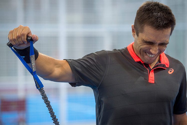 Bela realizando ejercicios de estiramiento