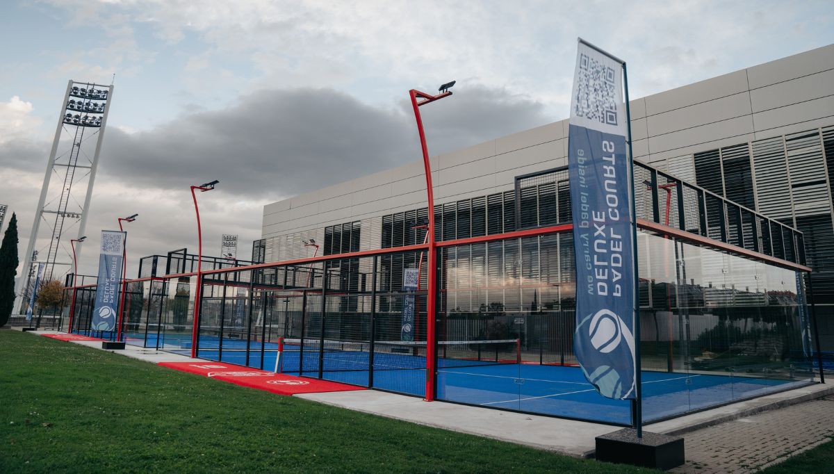La empresa alicantina Padel Courts Deluxe, en colaboración con la marca Orven Sport, ha sido la encargada de montar dos pistas de pádel panorámicas con detalles de la selección.