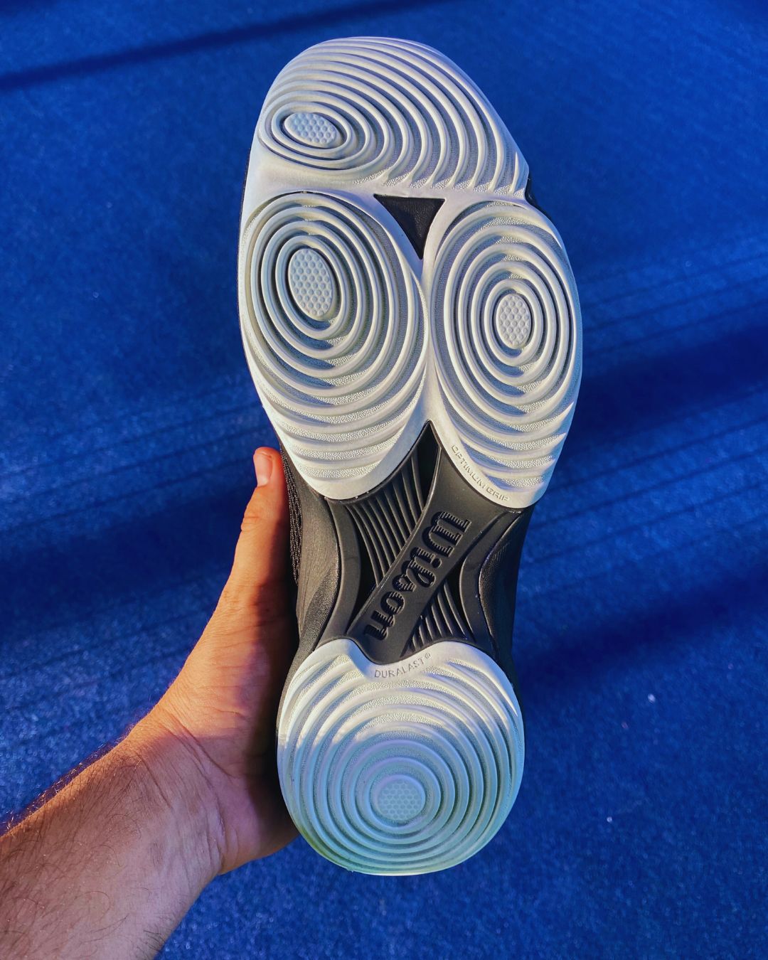 The outsole features a proprietary design called Optimum Grip that favors turns and changes of direction thanks to the spiral design