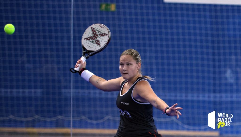Otro de los errores en la volea de derecha es esperar y no ir a por la pelota