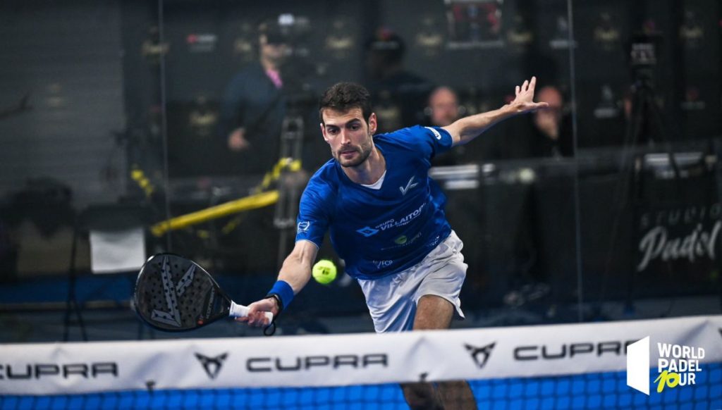 Tratar de golpear todo cortado es uno de los errores en la volea de derecha más comunes