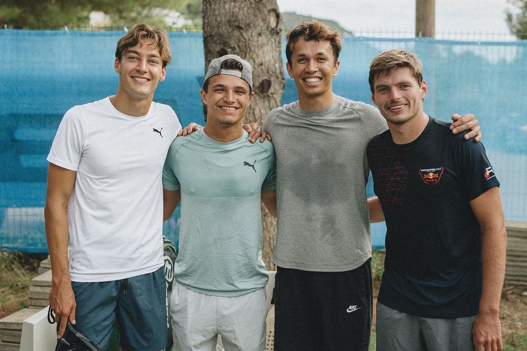 Max Verstappen posando con George Russell, Lando Norris y Alex Albon después de jugar un partido de pádel