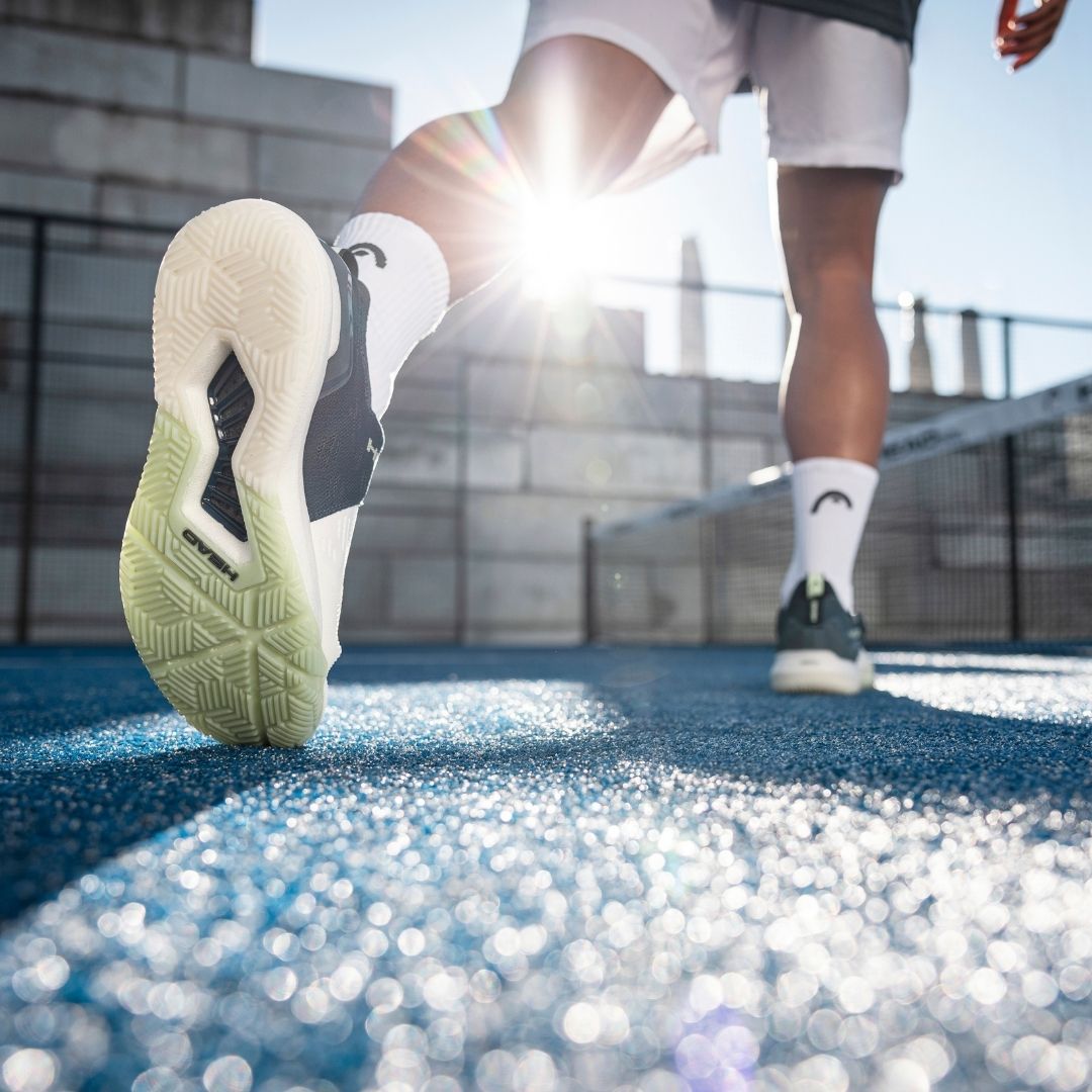 La suela es otro de los puntos fuertes del modelo. HEAD vuelve a colaborar con Mondo, empresa líder en superficies deportivas, para desarrollar una suela específica de pádel que permite movimientos suaves y precisos en 360 grados