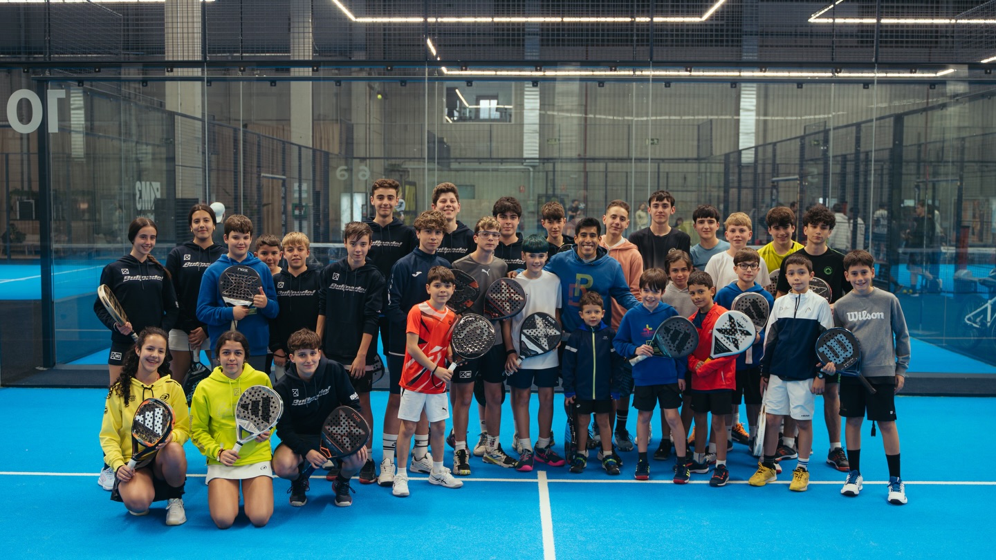 Chingotto jugando a los niños de la M3 Padel Academy