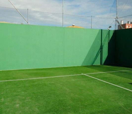 Principales diferencias al jugar al padel en pistas de muro