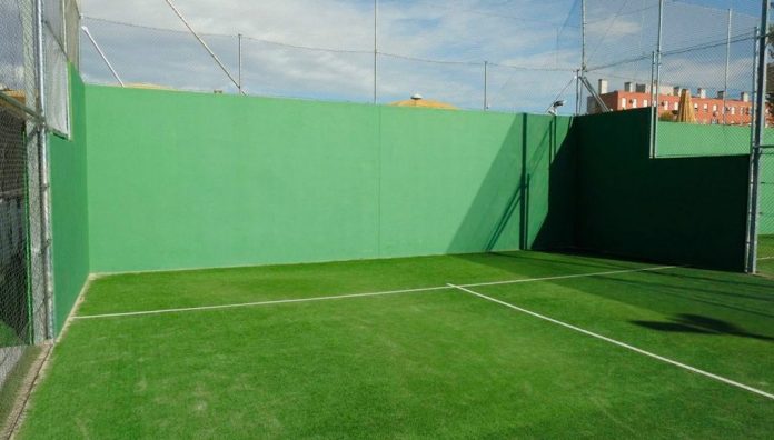 Principales diferencias al jugar al padel en pistas de muro