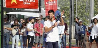 Novak Djokovic vuelve a hacer sus pinitos con el pádel