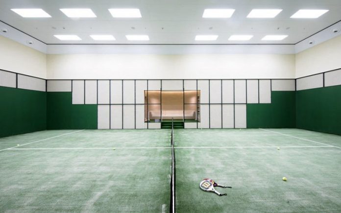 Conoce cómo es por dentro la pista de pádel del yate Aviva