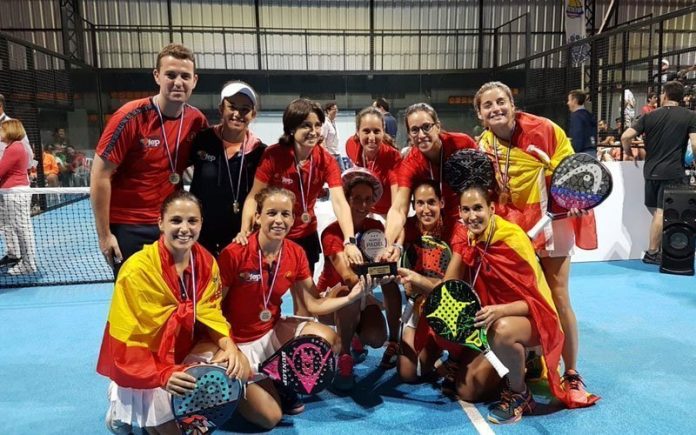 La jornada final del Mundial de Pádel de Paraguay fue ante todo una caja de sorpresas. La incompetencia de los organizadores del evento junto a la lluvia caída en la ciudad de Asunción puso patas arriba el último día del Mundial. Primero, tras comunicar que la final por equipos se jugaría en el Comité Olímpico Paraguayo se decidió pasar al Club Quinta Sport por 