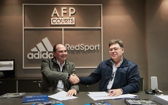 Mondo fabrica un color en exclusiva para el césped de las pistas de pádel Adidas