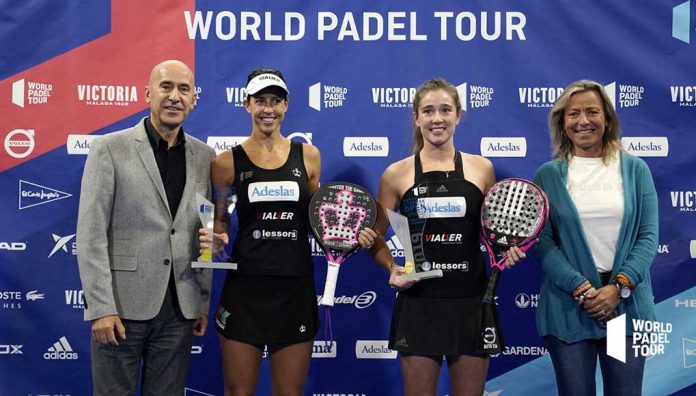 Marta Marrero y Marta Ortega recogiendo el trofeo por ganar el Córdoba Open