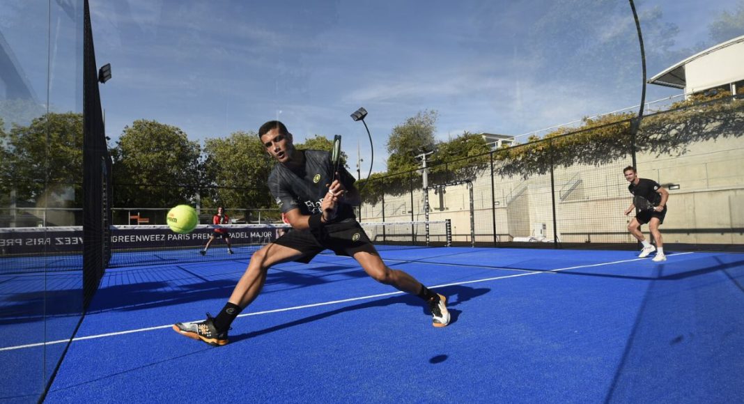 Cuándo debes jugar con paredes en un partido de pádel