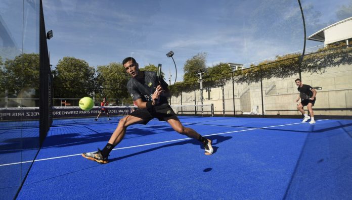 Cuándo debes jugar con paredes en un partido de pádel