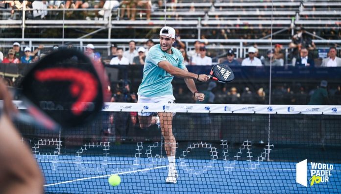 ¿Qué debe hacer el jugador de revés en pádel?