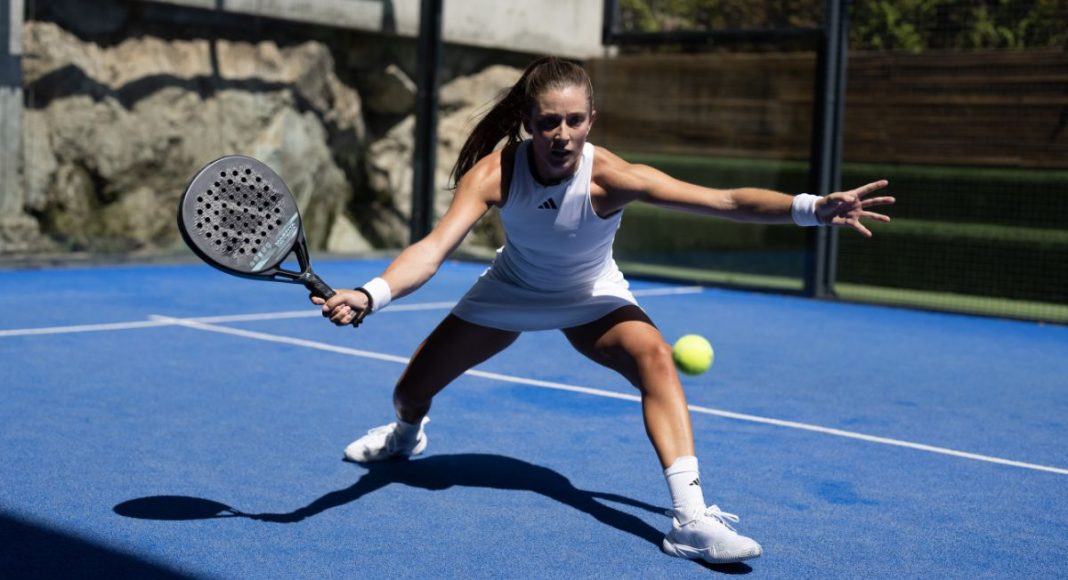 ¿Por qué es importante jugar agachado en el pádel?