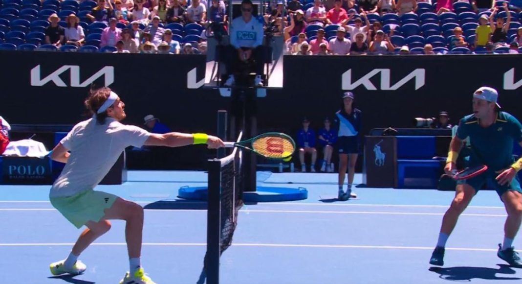 ¿Una jugada de pádel en un partido de tenis en el Australian Open? ¡Así ganó Tsitsipás este punto!