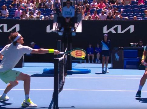¿Una jugada de pádel en un partido de tenis en el Australian Open? ¡Así ganó Tsitsipás este punto!