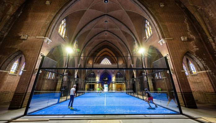 ¿Jugar al pádel dentro de una iglesia? Ahora es posible