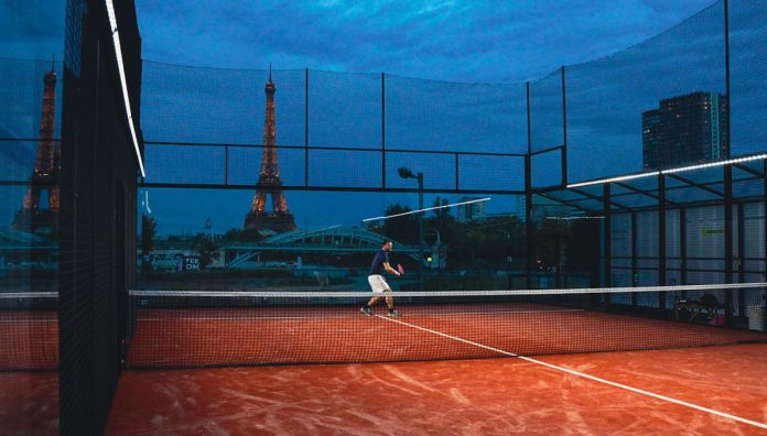¿Quieres una cita romántica con tu pareja de pádel? Atento a esta pista instalada cerca de la Torre Eiffel