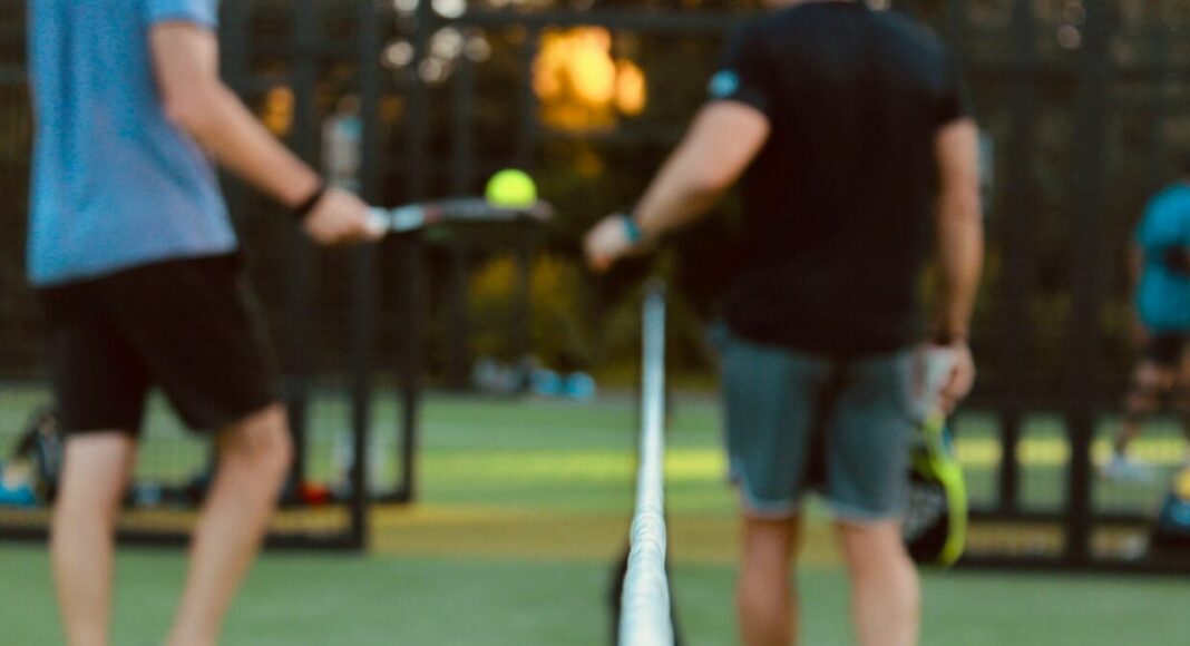 ¿Cómo prevenir lesiones en el pádel?