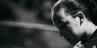 Andrea Ustero se cae del Málaga P1 por una rotura muscular y deja un vacío importante en el cuadro femenino Foto: @andreausteropadel Una lesión que llega en pleno tramo decisivo del calendario La lesión llega en un momento clave del calendario y, por ahora, no se ha especificado ni el alcance exacto ni el tiempo de recuperación. En el horizonte aparecen dos citas que pueden verse afectadas: Pretoria P1, programado del 27 de julio al 2 de agosto, y Londres P1, previsto del 3 al 9 de agosto. Ambos torneos cerrarán el primer tramo de la temporada antes del parón veraniego.  La ausencia de Ustero y Sánchez altera de forma directa la pelea por el título. Sin la tercera pareja del ranking, el cuadro femenino queda más despejado para las dos grandes dominadoras del circuito, que afrontarán un camino a priori algo menos exigente hacia una hipotética final. Una Lucky Loser ocupará su plaza y se conocerá el jueves La vacante que deja en Málaga la dupla formada por Andrea Ustero y Ari Sánchez será ocupada por una pareja Lucky Loser, cuya identidad la conoceremos este mismo jueves, cuando entren en escena las primeras cabezas de serie. Al tratarse de una baja comunicada con el torneo ya en marcha y con la pareja clasificada para segunda ronda, la organización deberá determinar qué dupla entra en su lugar justo antes del partido que definirá su presencia en el cuadro. El torneo malagueño arranca así con un giro inesperado que modifica el equilibrio competitivo y añade un nuevo punto de interés a una semana que ya prometía emociones fuertes. [su_table responsive="yes" fixed="yes"] Te puede interesar: Coquito Zamora y Pablo Sánchez deslumbran en su debut profesional y Málaga abre el P1 con una jornada repleta de talento emergente Anna Cortiles vuelve a Premier Padel: se fue porque sufría, regresa porque ha vuelto a ser ella Del 20 al 75 % de humedad: la variable invisible que puede decidir el Málaga P1 [/su_table]